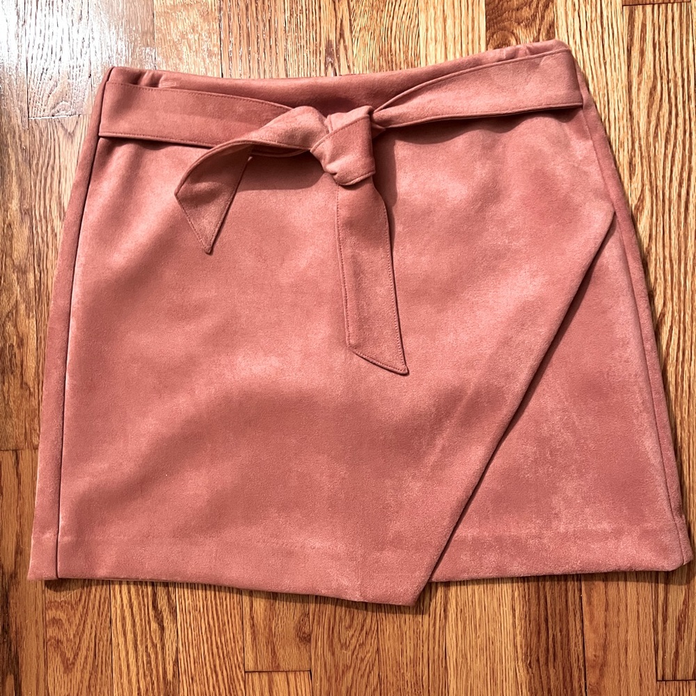 LOFT, size 6 salmon colored suede skirt